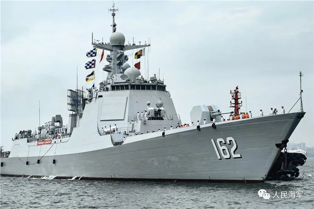 南宁舰缓缓靠上军港码头. 杨捷 摄