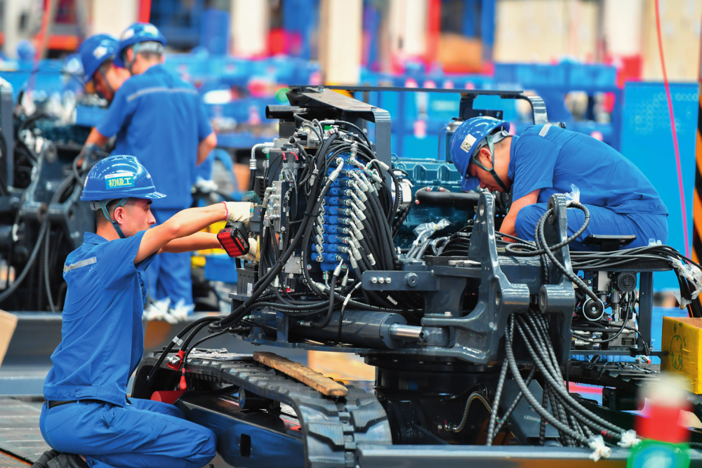 工作人员在组装机械装备