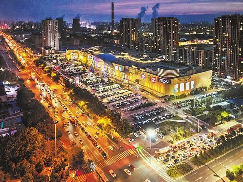 8月26日拍摄的位于三河市的永旺梦乐城燕郊购物中心夜景.