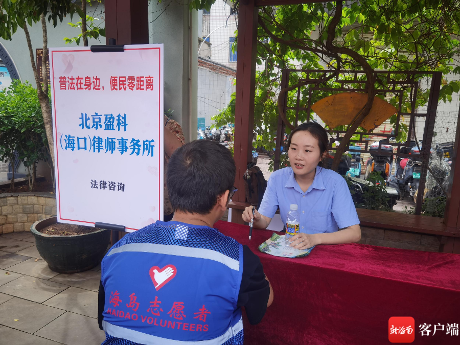 在另一边的义剪摊位上,"tony"彭晓敏今天已经服务了4位居民,他告诉