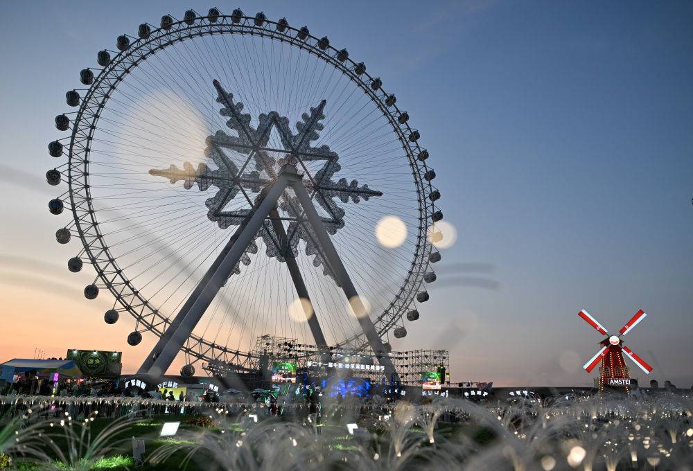 7月20日在哈尔滨市拍摄的雪花摩天轮.新华社记者 陈益宸 摄