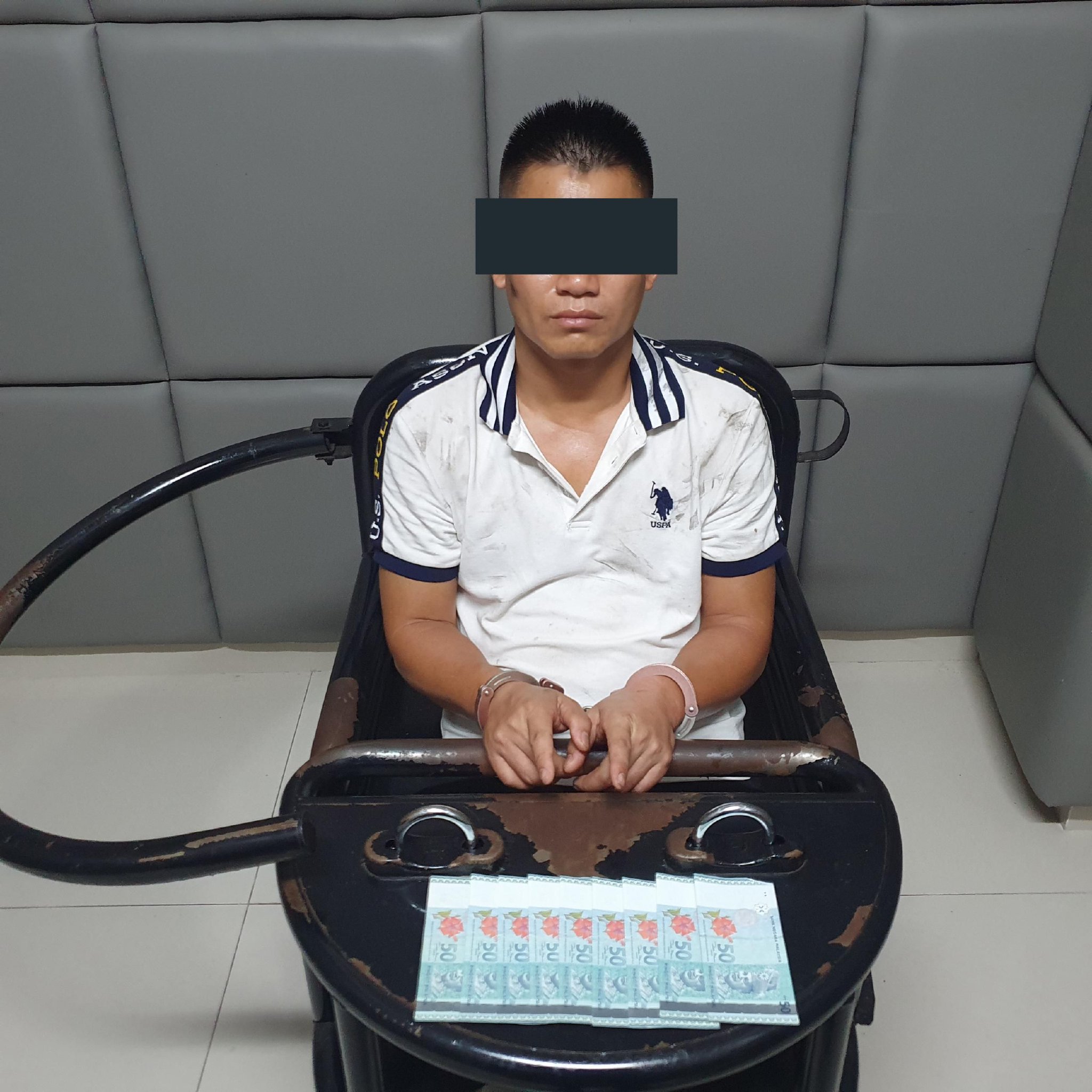 嫌疑人指认涉案赃物.警方供图