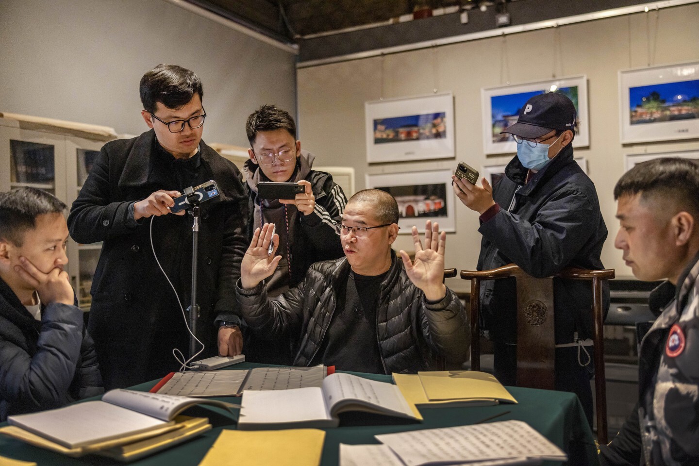 新京报记者 赵亢 摄艰难的传承傍晚,智化寺内游人四散,胡庆学在寂静的