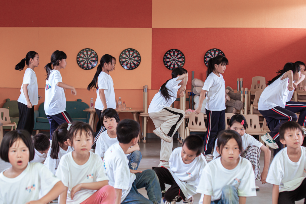 温·度 | 舞动童年,心得益彰携爱走进新场小学艺术公益课_新浪财经