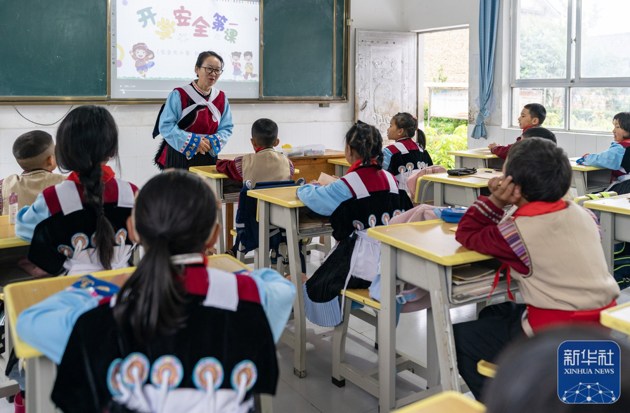8月29日,云南省丽江市玉龙纳西族自治县玉湖完小老师在教室给学生上