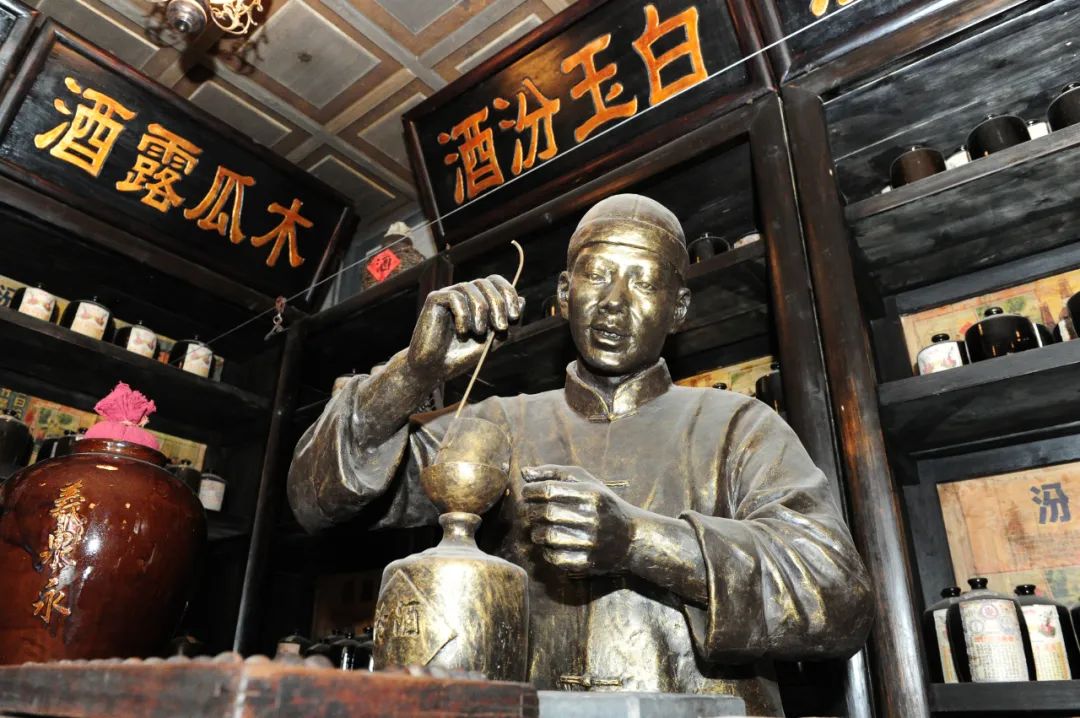 小二哥写好购货信息单,用夹子夹住,挂在铁丝上,只需轻轻一推,购物信息