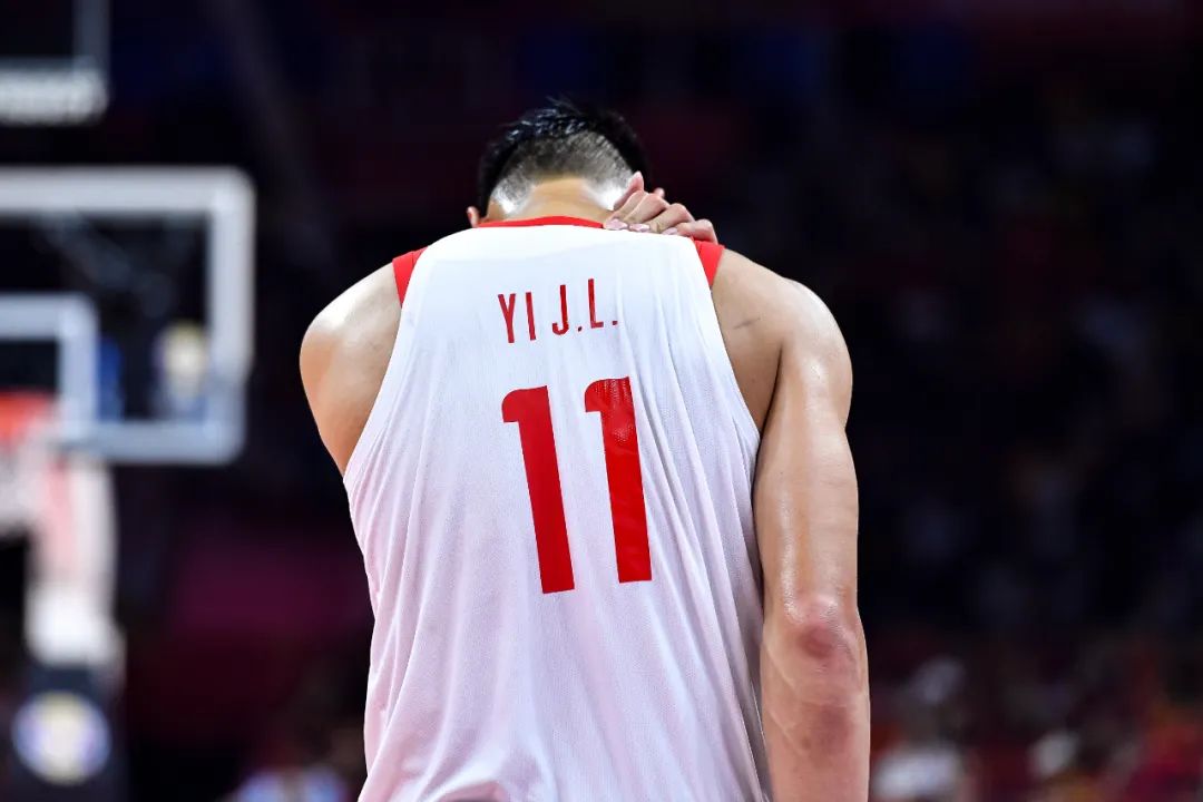 易建联的背影 图/中新社记者 陈骥旻