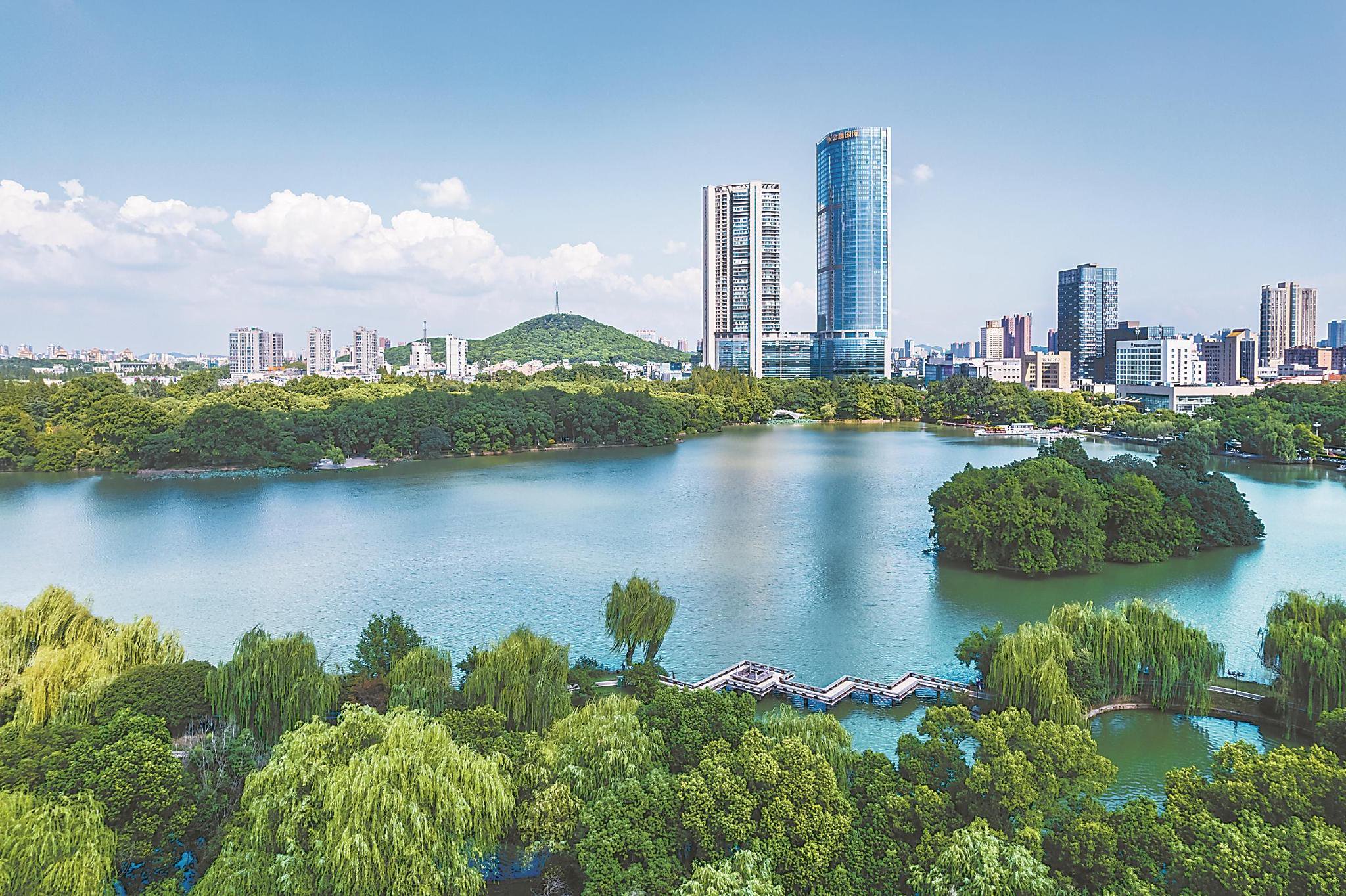 8月20日拍摄的马鞍山雨山湖公园,林在城中,城在绿中.