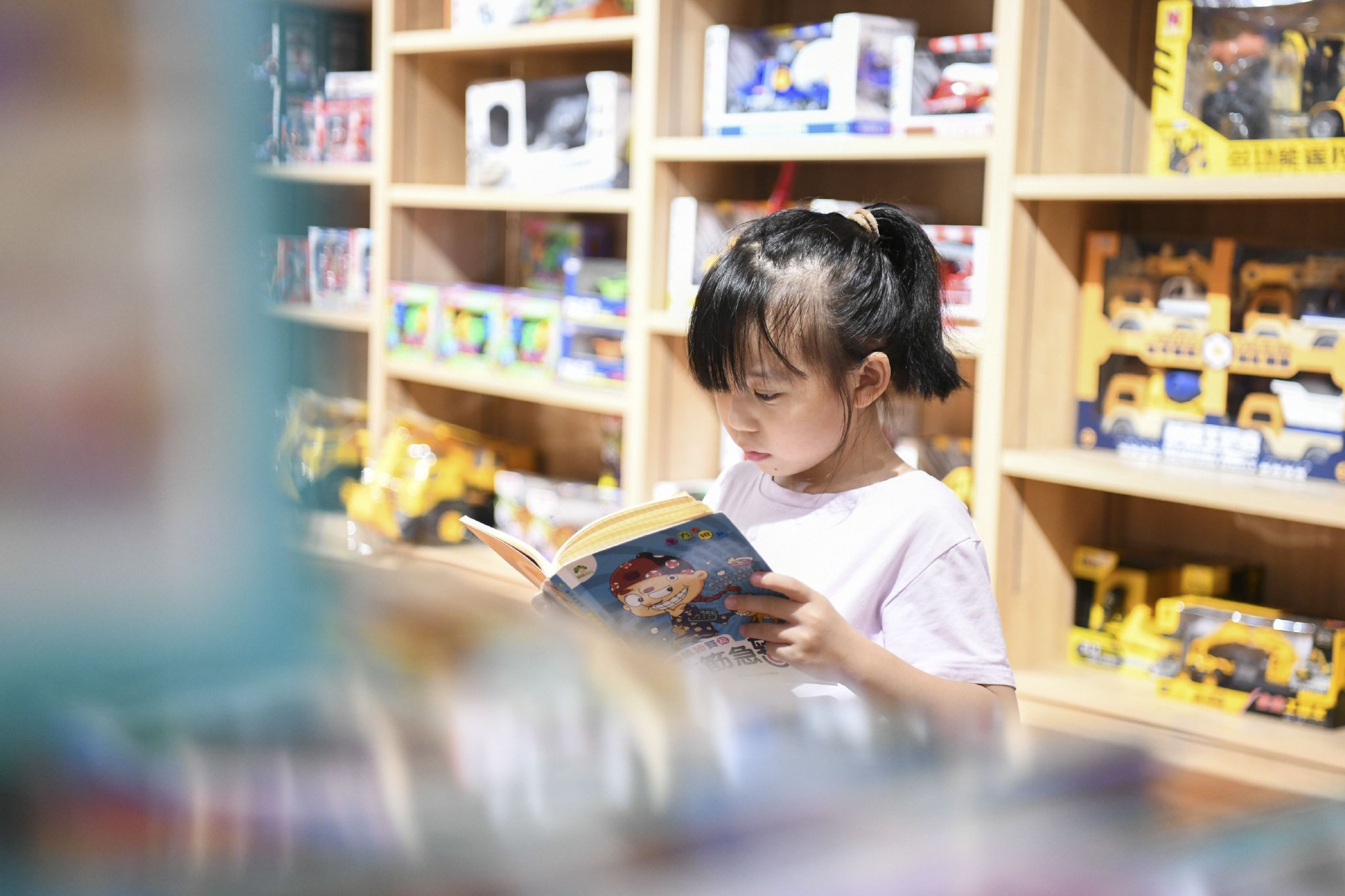 小女孩书店看书 地上图片