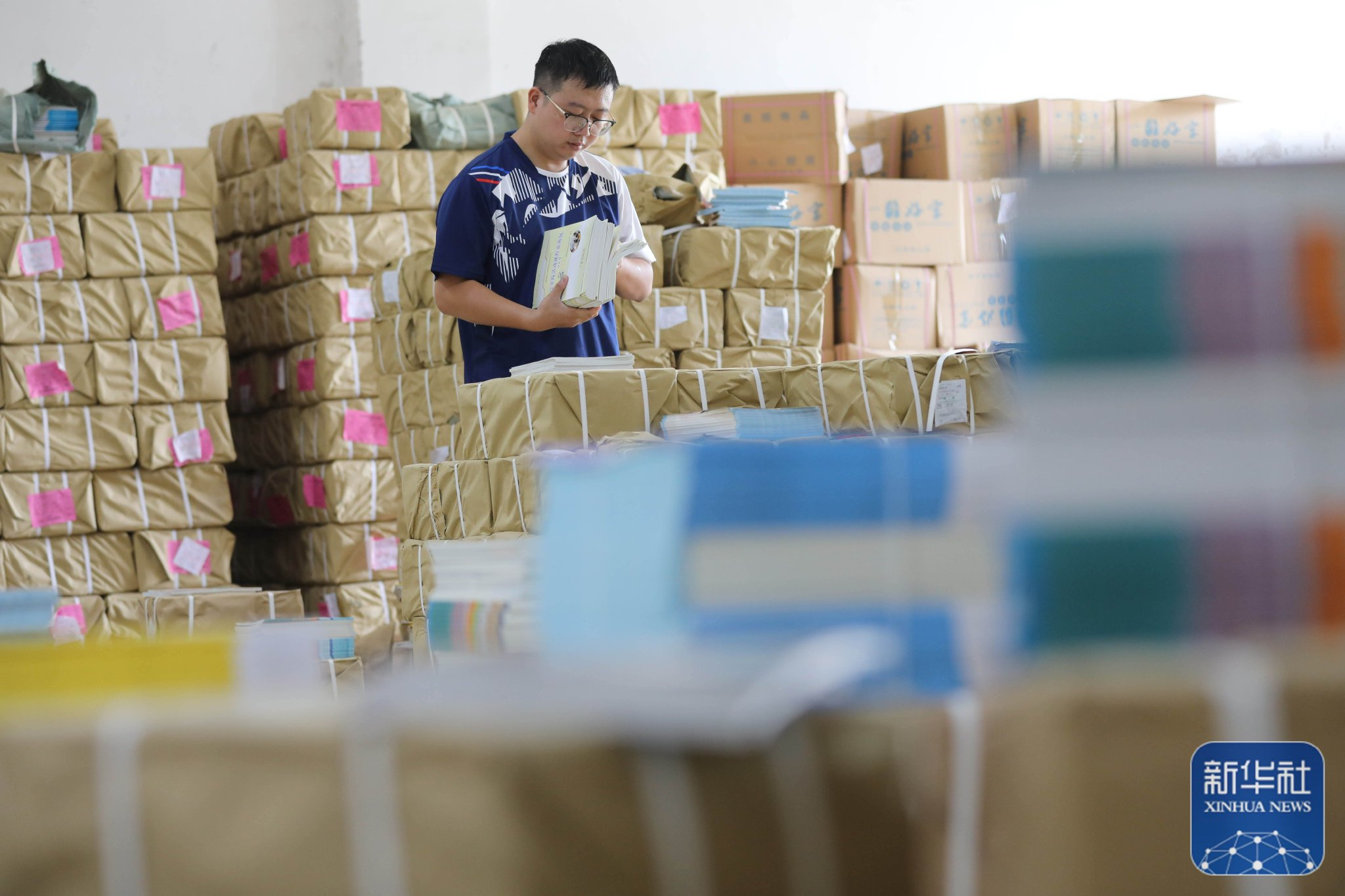 8月29日,在湖南省永州市道县新华书店教材仓库,工作人员在整理清点