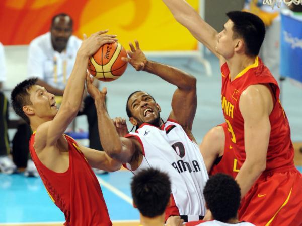 2008年北京奥运会男子篮球小组赛中,易建联(左)与姚明在比赛中防. .