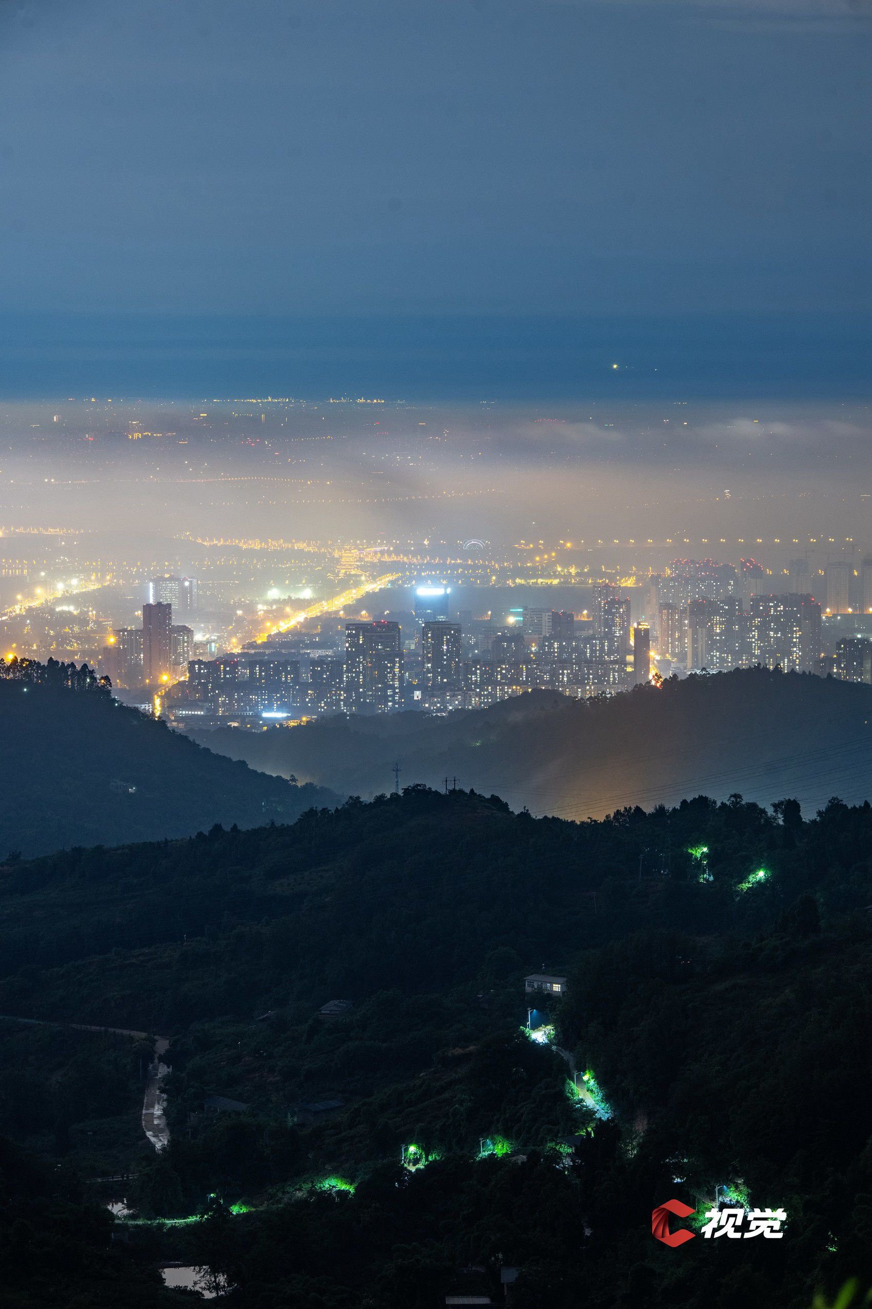 c视觉|龙泉山巅眺望雨后夜成都 宛如海市蜃楼