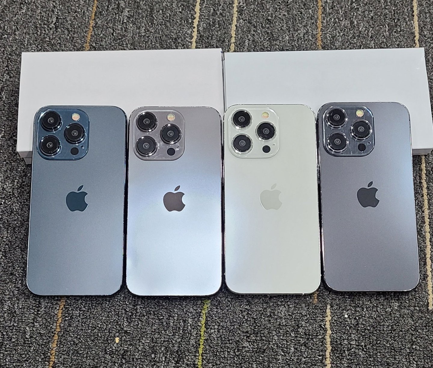 苹果 iPhone 15 / Pro 机模展示，预计将提供 5 种和 4 种配色