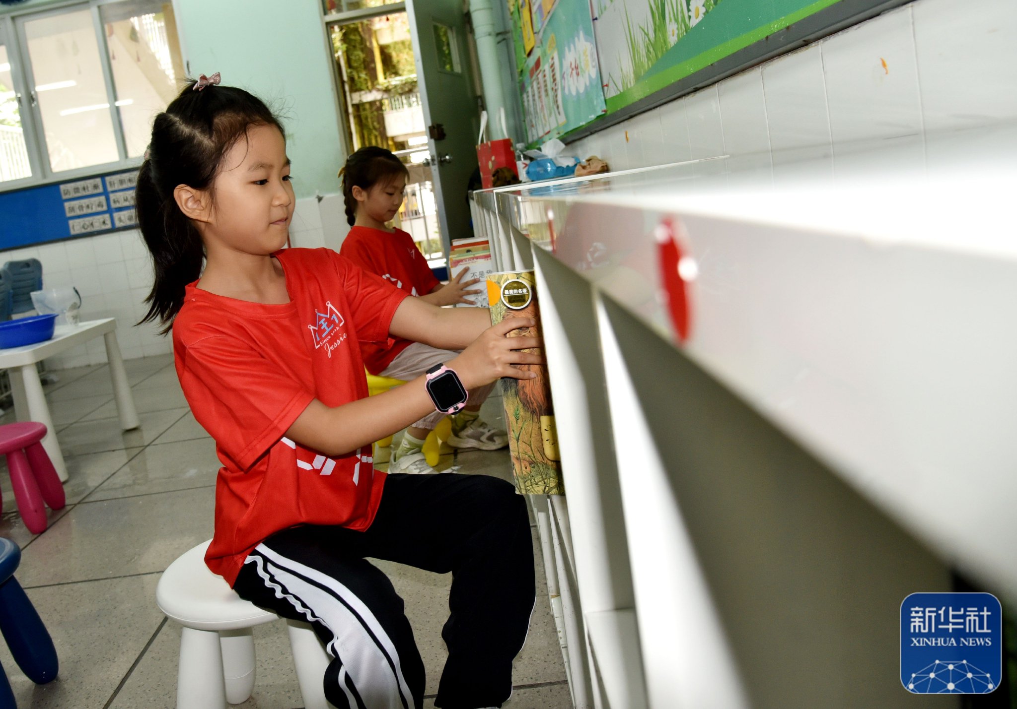 8月29日,深圳实验学校小学部学生在教室整理课外书籍.