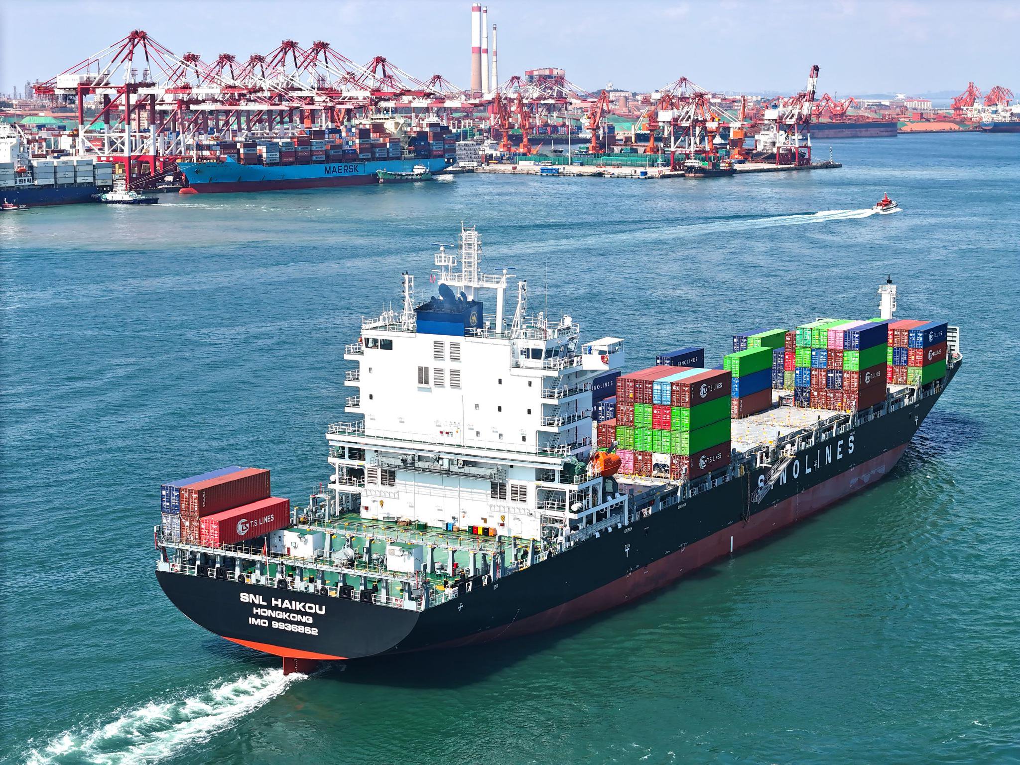 8月30日,"中外运海口"轮缓缓驶离山东港口青岛港(无人机照片).