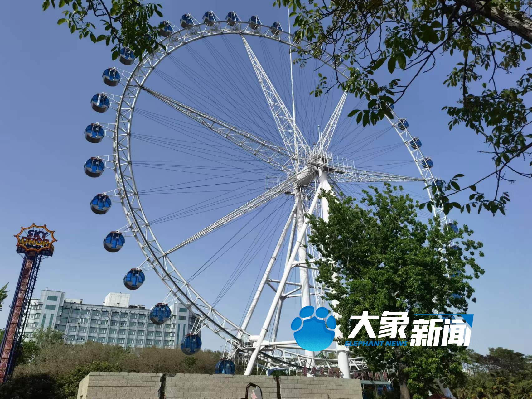 8月29日郑州人民公园摩天轮正式拆除的消息引起了众多郑州市民的热议"