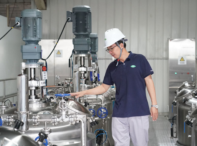 在北京微构工场生物技术有限公司中试车间,工作人员查看配料罐的工作