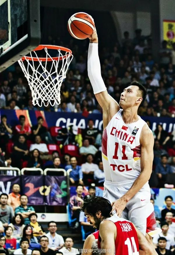 2015年亚锦赛,易建联隔扣伊朗球员 图源:易建联中文网