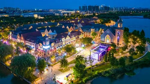 在江苏省昆山市大渔湾商业街,灯火璀璨,流光溢彩,吸引众多游客前来逛