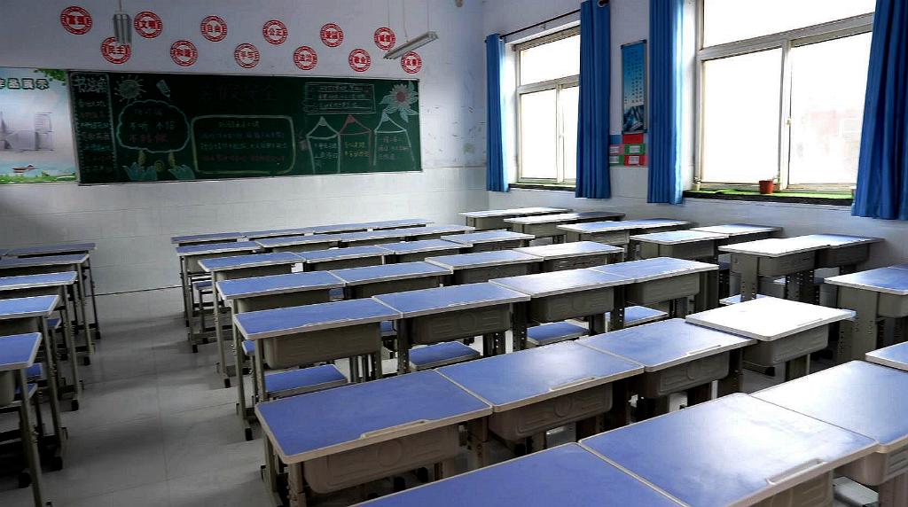 邢台市任泽区骆庄乡达二小学桌椅已经摆放整齐,为开学做好准备.