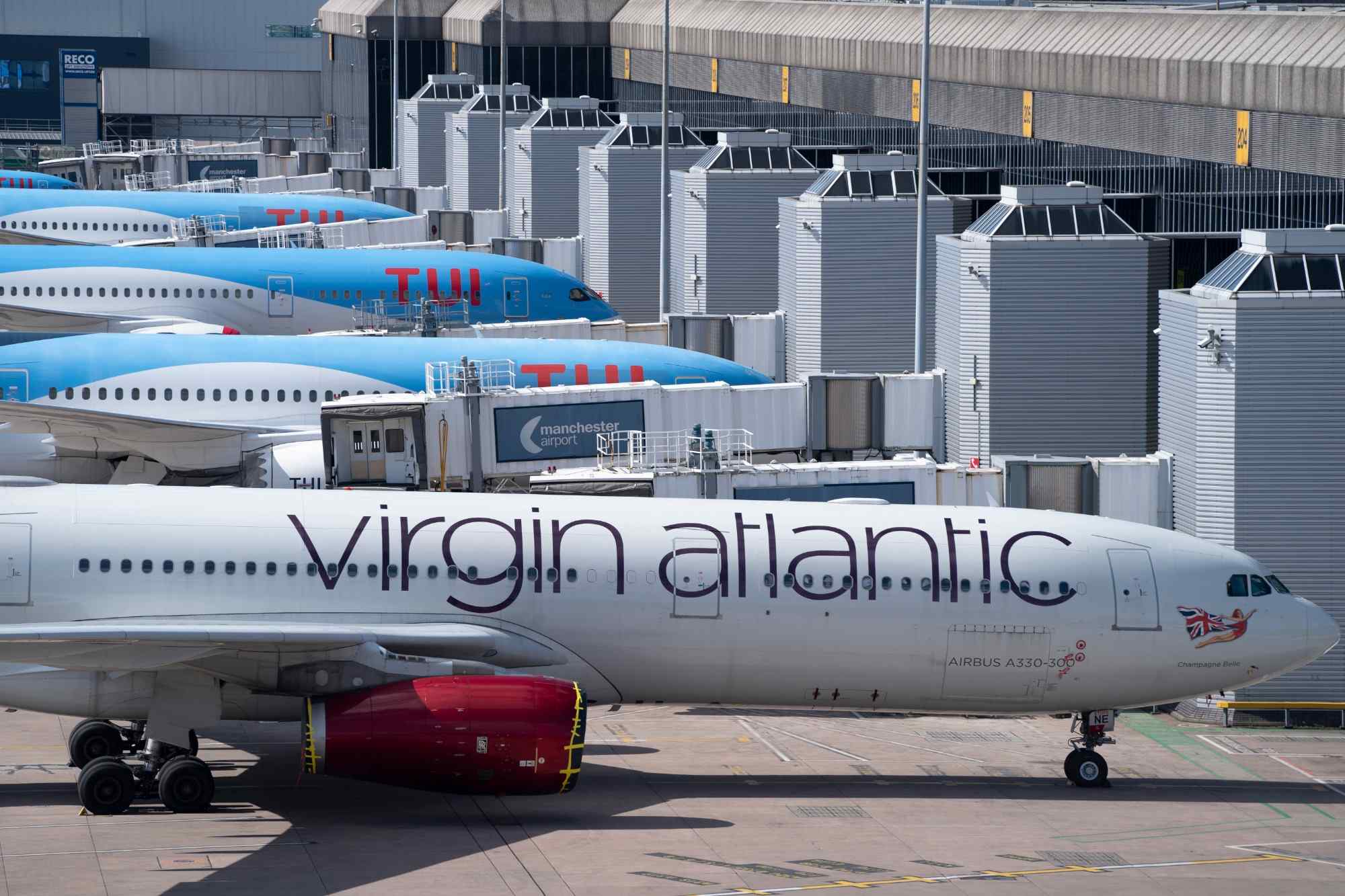 2020年5月5日,飞机停在英国曼彻斯特机场的停机坪上.