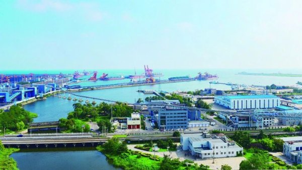 俯瞰秦皇岛港东港区.