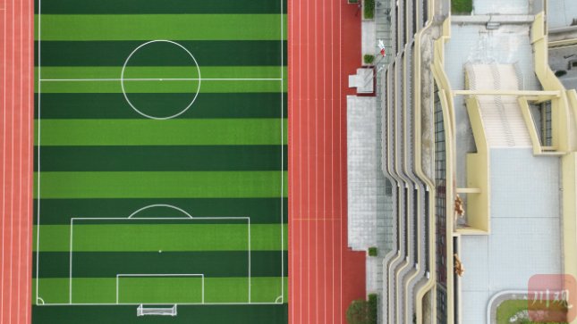 成都七中育才学校(东湖校区)的操场.吴聃 摄