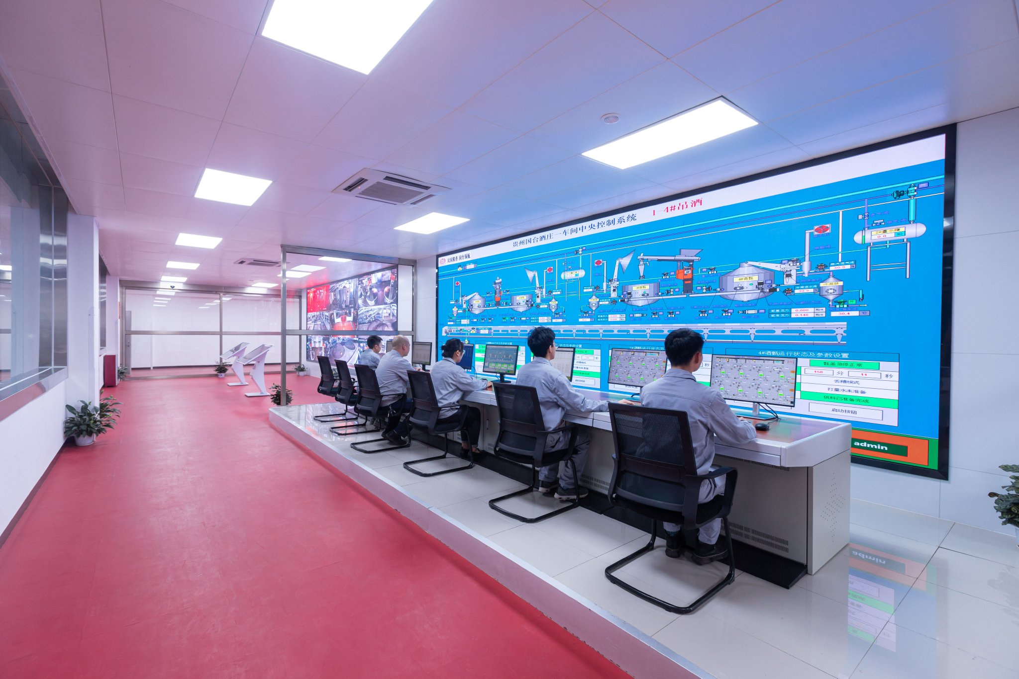 图为国台酒庄中央控制中心.