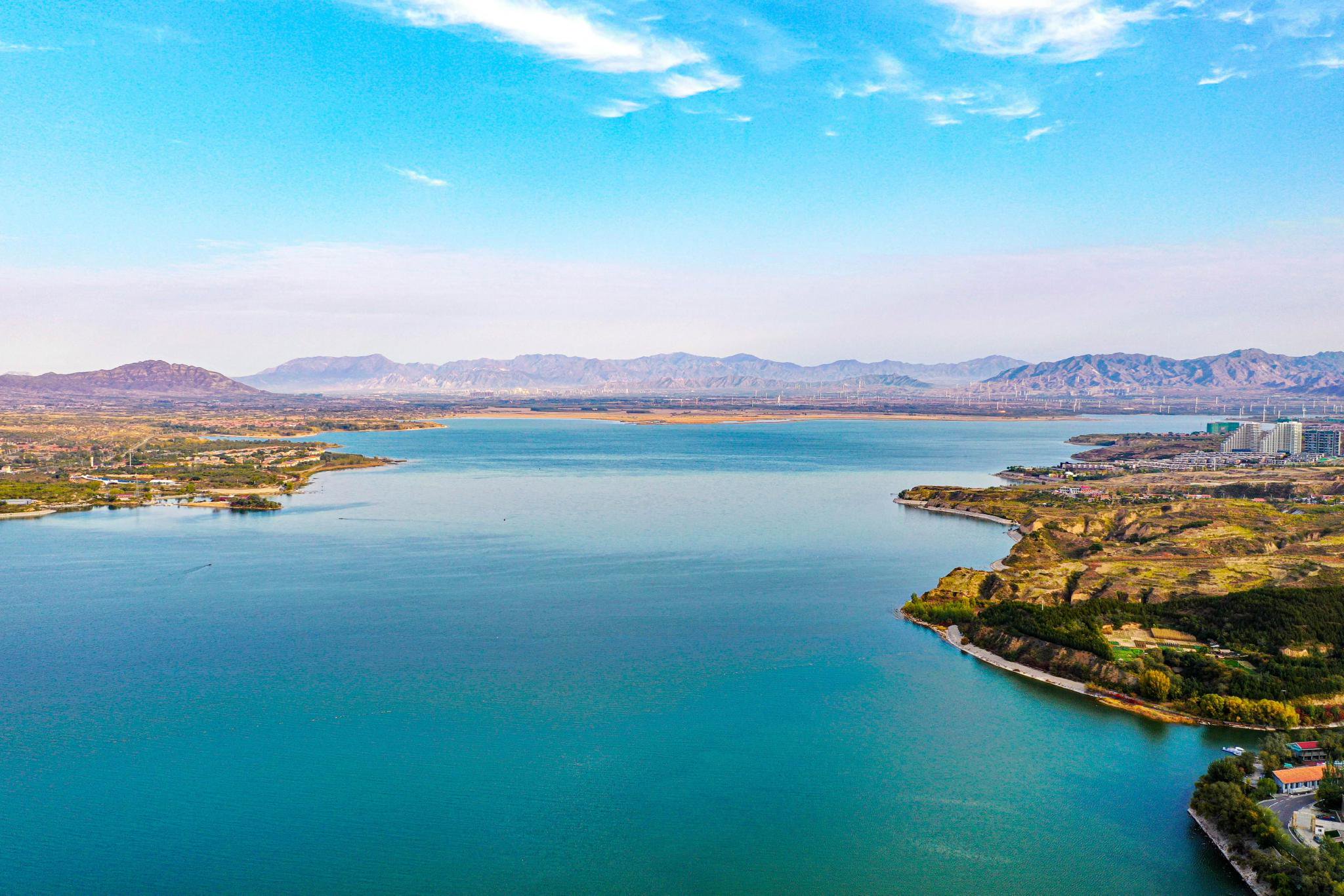 官厅水库地跨河北省张家口市怀来县和北京市延庆区,水库下游流经北京