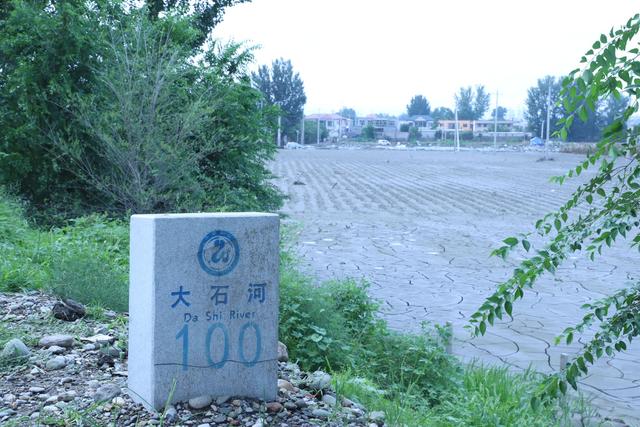 8月24日,大石河沿岸的农田遭遇洪水侵袭,洪水退去后积满淤泥.