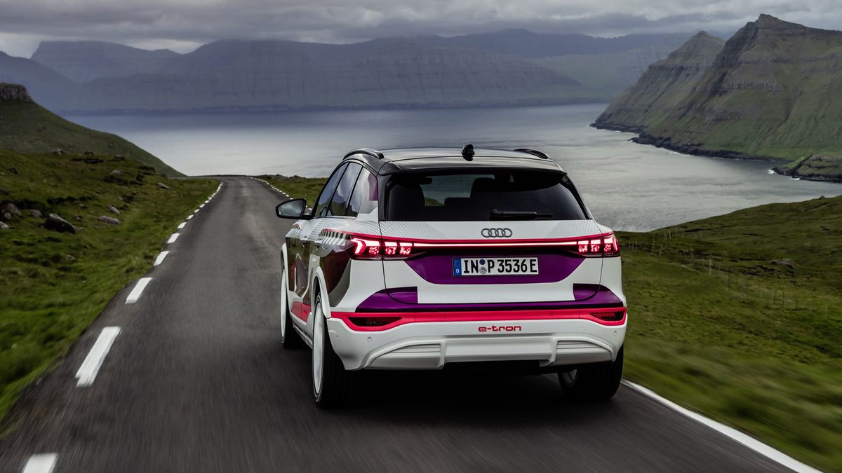 奥迪发布 Q6 e-tron SUV 内饰预告图，大尺寸双联屏车机 + AR 导航系统