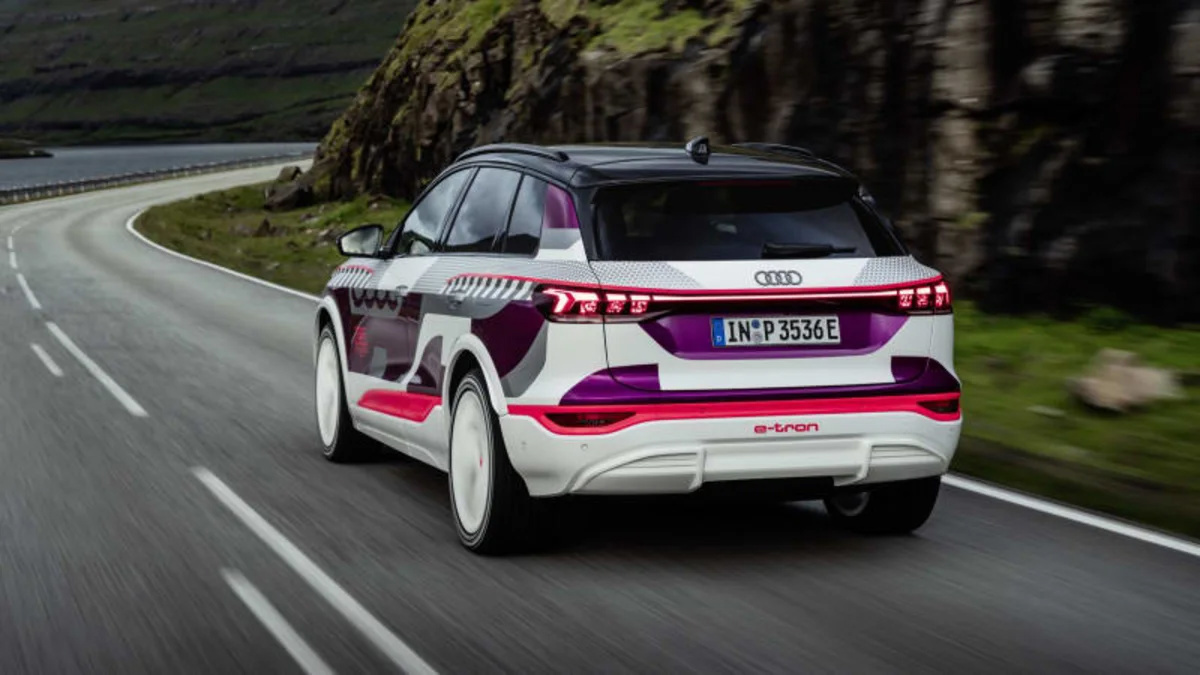 奥迪发布 Q6 e-tron SUV 内饰预告图，大尺寸双联屏车机 + AR 导航系统