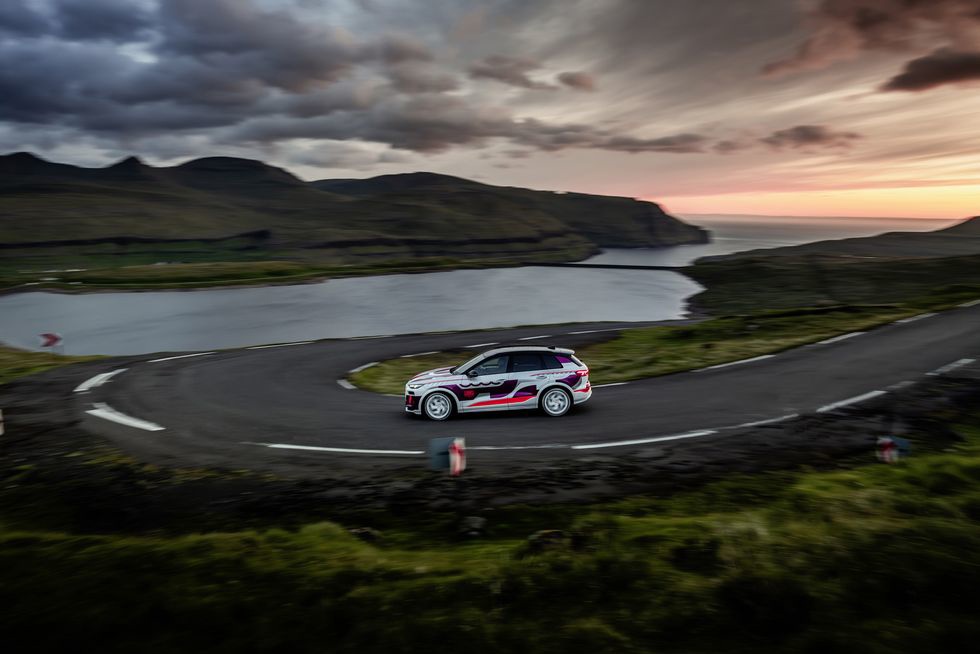 奥迪发布 Q6 e-tron SUV 内饰预告图，大尺寸双联屏车机 + AR 导航系统