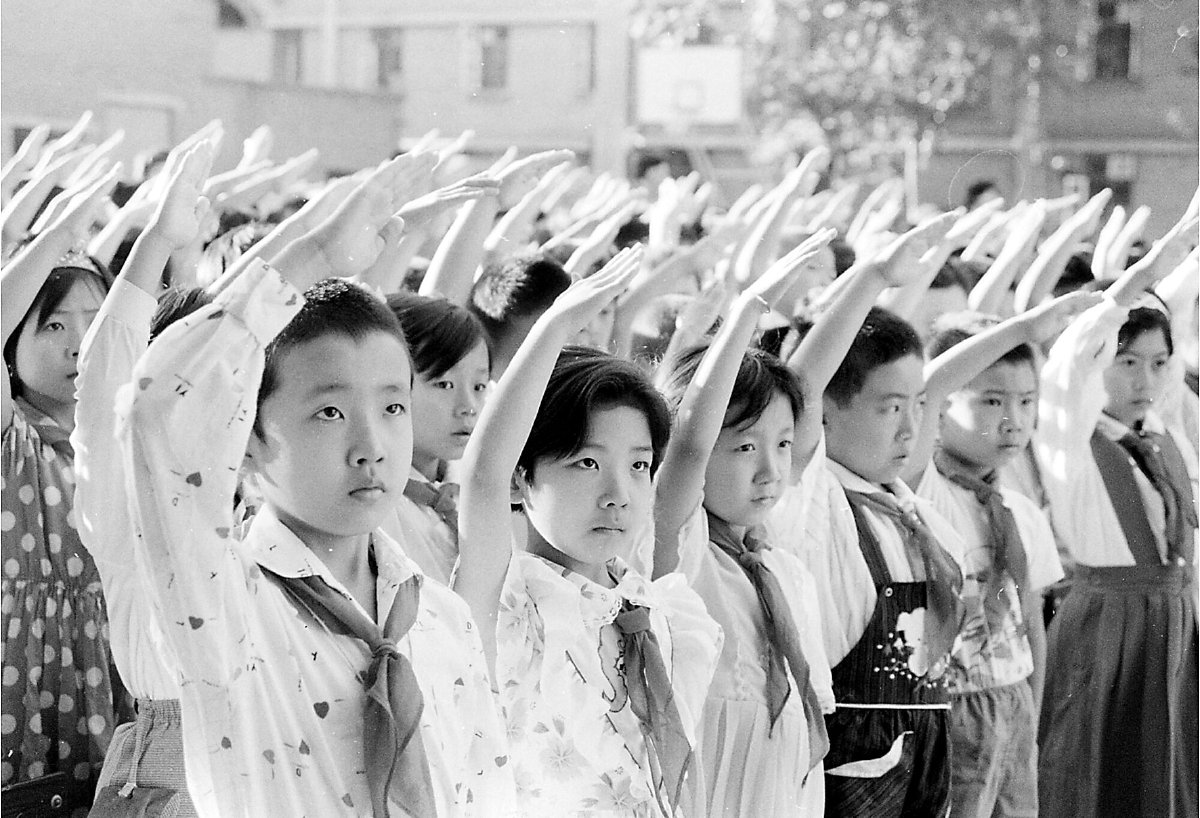 图为朝阳区白家庄小学的少先队员向国旗行队礼.叶用才摄