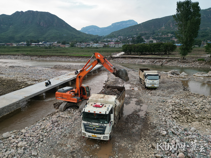 村民在抢修道路.长城网·冀云客户端记者 康义涵 摄
