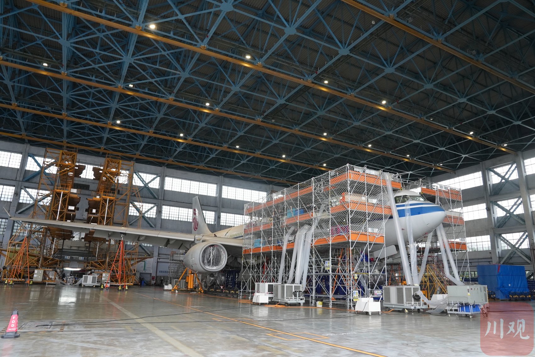 国航成都维修基地的机库内,一架波音a330客机正在进行货机改装工作