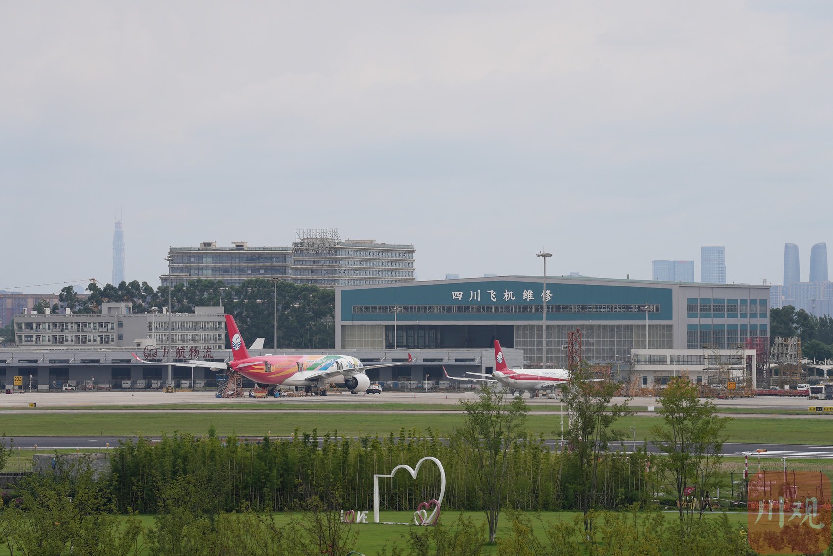 位于机场跑道外的四川飞机维修工程有限公司.