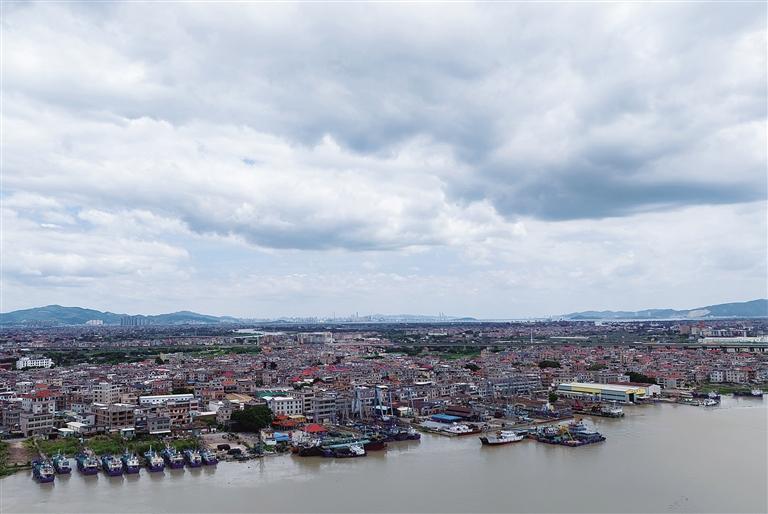 8月30日,在福建漳州市龙海区石码镇,海上作业渔船就近到港避风(无人机