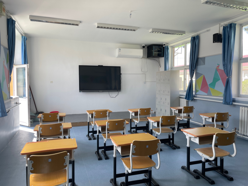 8月28日,韩小明担任班主任的班级教室里,桌椅已经摆放整齐.