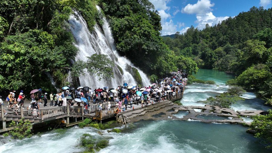 8月15日,游客在贵州省荔波小七孔风景区游玩(无人机照片).