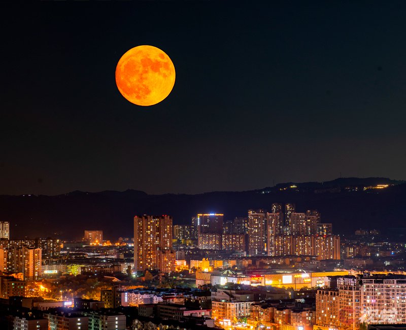 摄影师 龚全意 摄8月30日晚,在成都市都江堰观测到罕见的"超级蓝月"