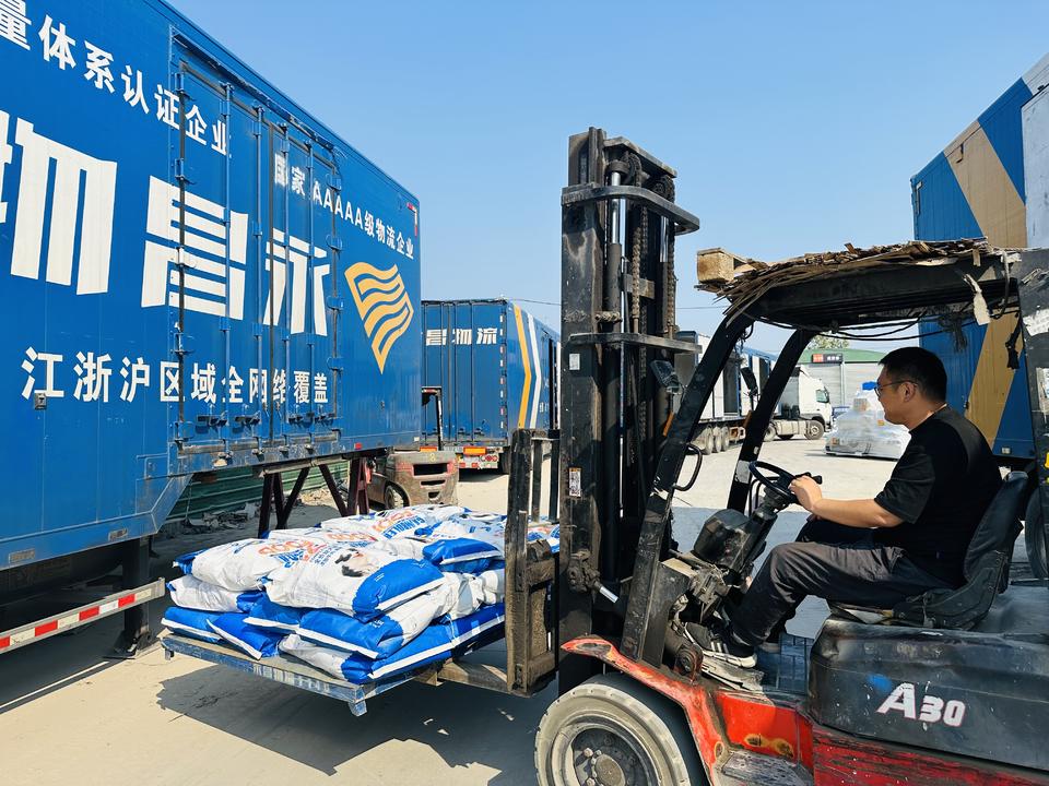 在永昌物流，一袋袋宠物口粮正装车运输。