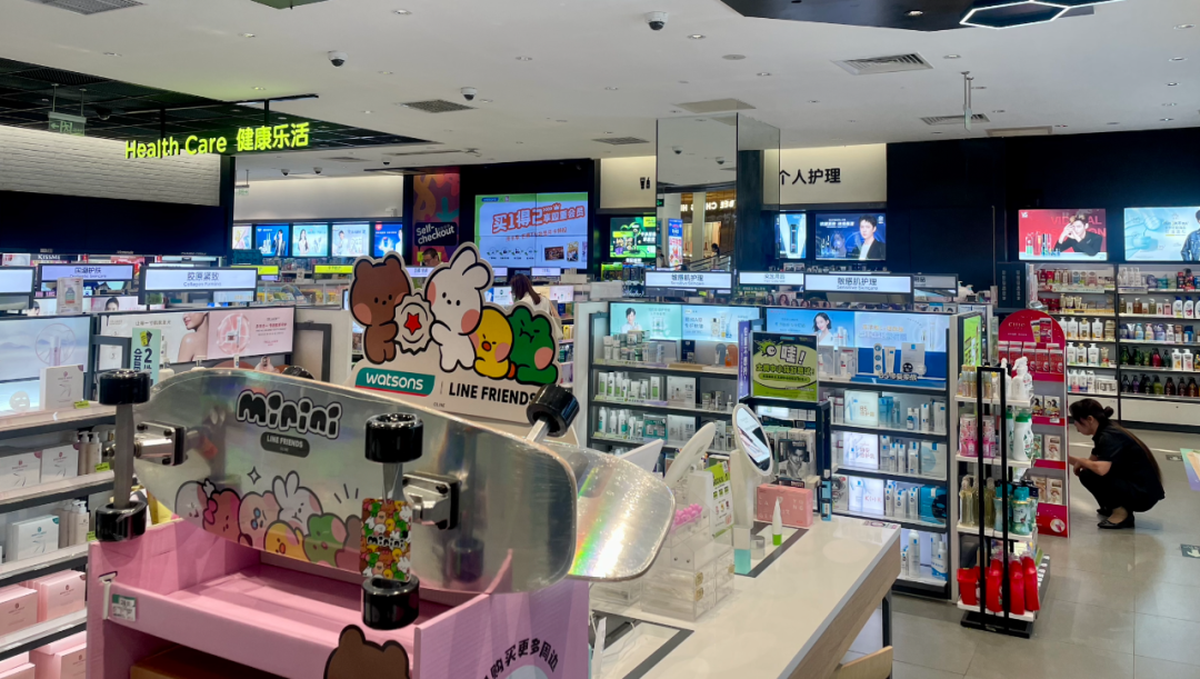 有网友感叹,"现在不管是节假日还是平时,屈臣氏里面几乎都是员工,顾客