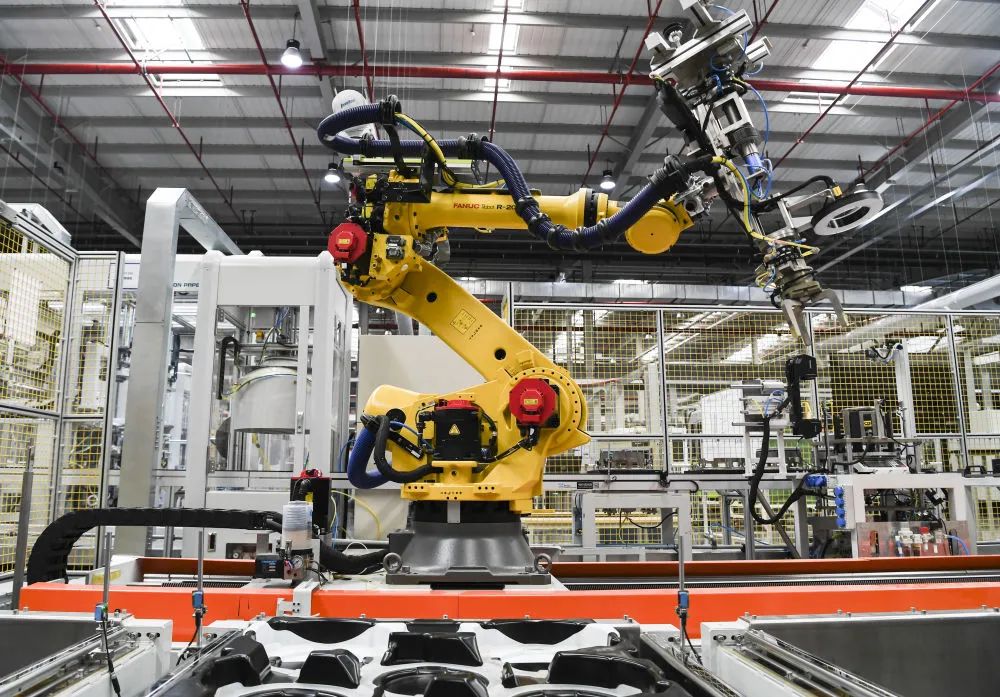 拓展智能工厂,推广工业互联网平台,数字技术加力赋能实体产业|数字