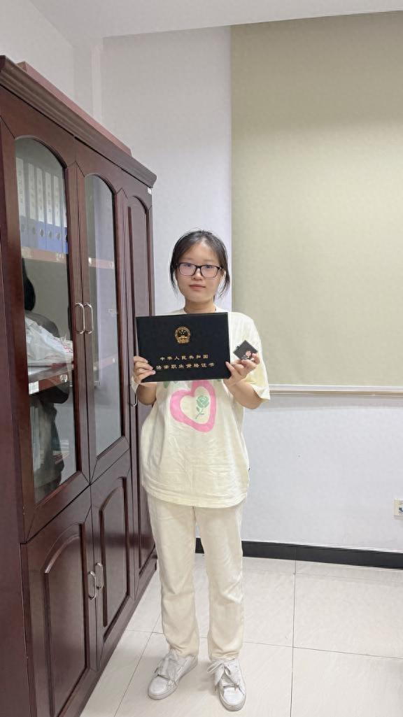 风雨无阻,杨浦应届生领取法律职业资格证书啦!