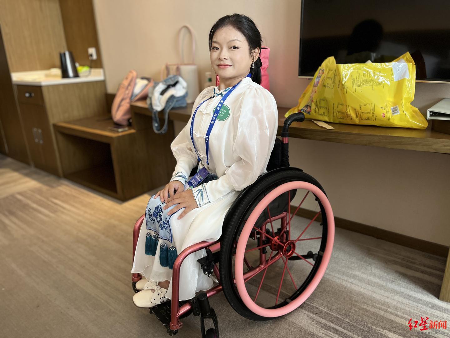 ▲张晓丽穿着自己设计的衣服