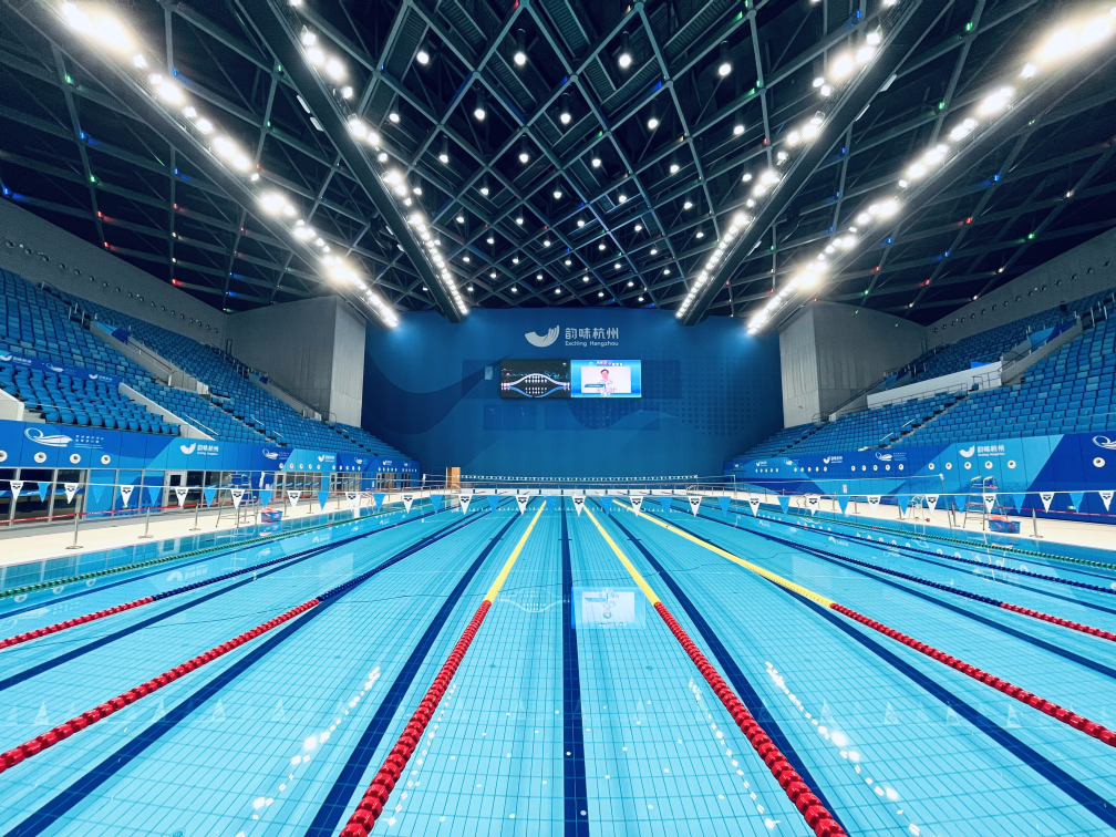 新华社记者林光耀走进杭州奥体中心游泳馆,一池碧水反射出粼粼波光.