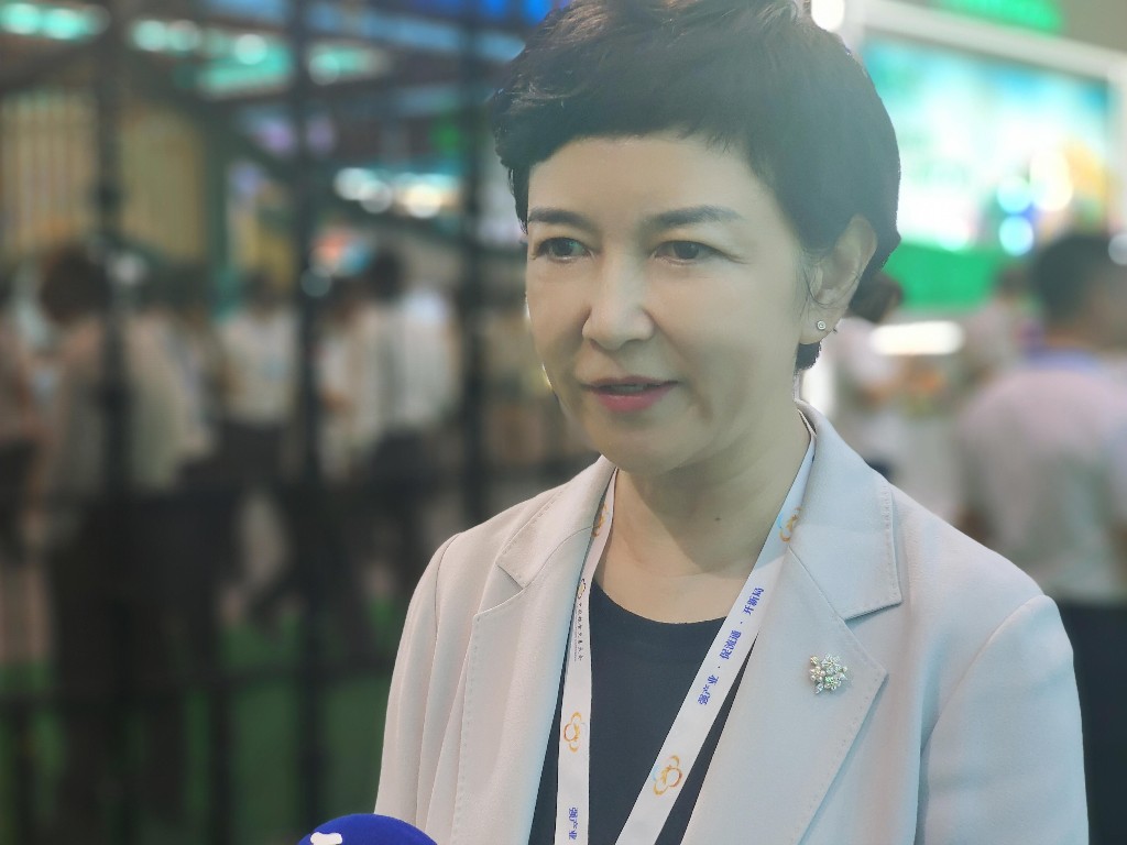 黑龙江省粮储局局长李莹在现场