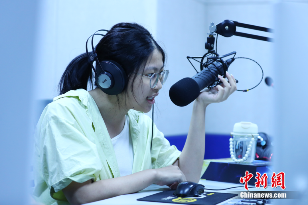蒋张子怡迎来了难得的暑期休闲时光但这位热爱播音主持的女孩怀揣着"