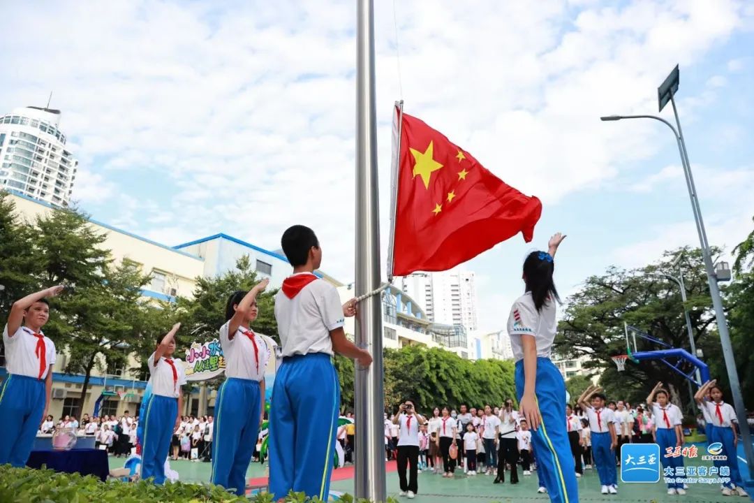 三亚一学校举行开学升国旗仪式